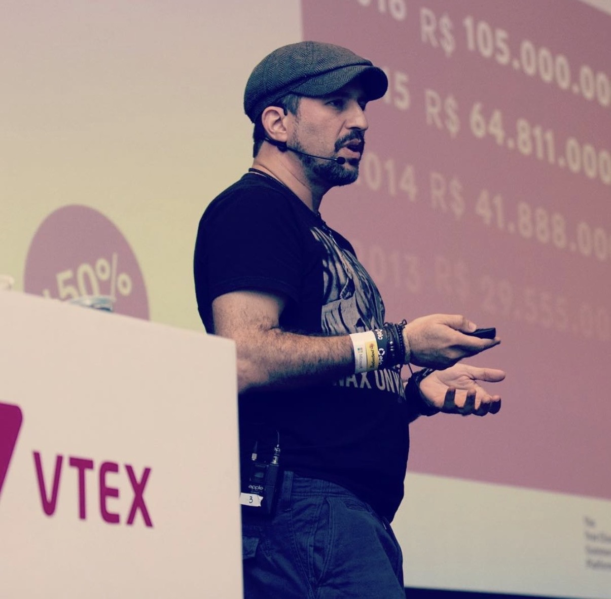 André Uchôa apresentando arquitetura na VTEX